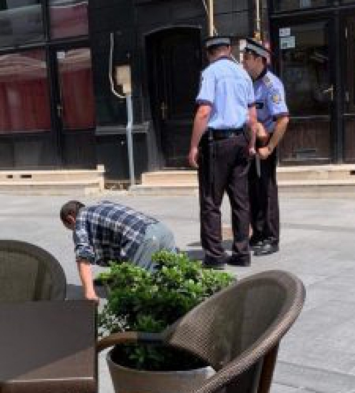 Scenă şocantă la Craiova: Un bărbat merge ca un câine pe lângă poliţişti