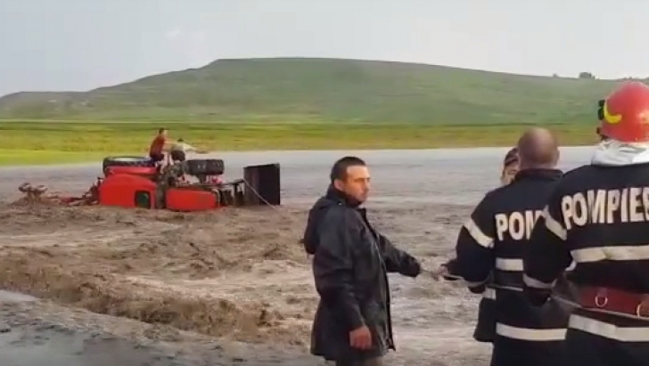 Bărbat luat de viitură cu tot cu tractorul pe care îl conducea, în Botoșani