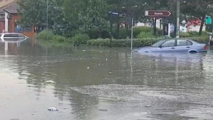 Fenomene extreme, noua normalitate în România. Furtuni violente, orașe sub ape -IMAGINI DRAMATICE