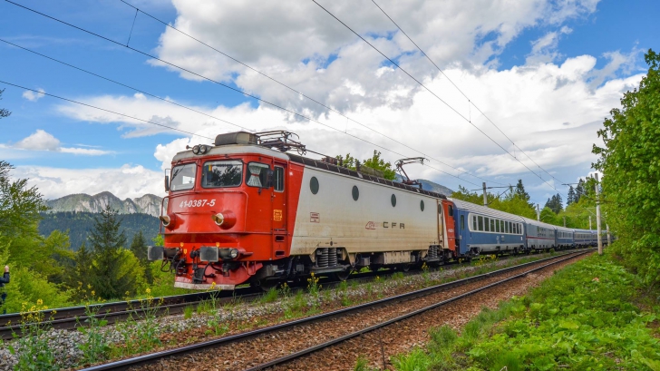 Dezastrul CFR. Două trenuri plecate duminică din Timișoara spre mare sunt și acum pe drum