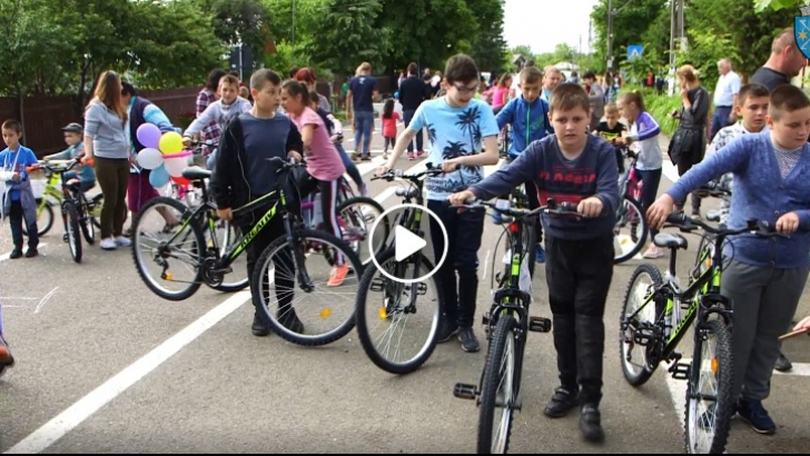 Câte o bicicleta pentru fiecare copil