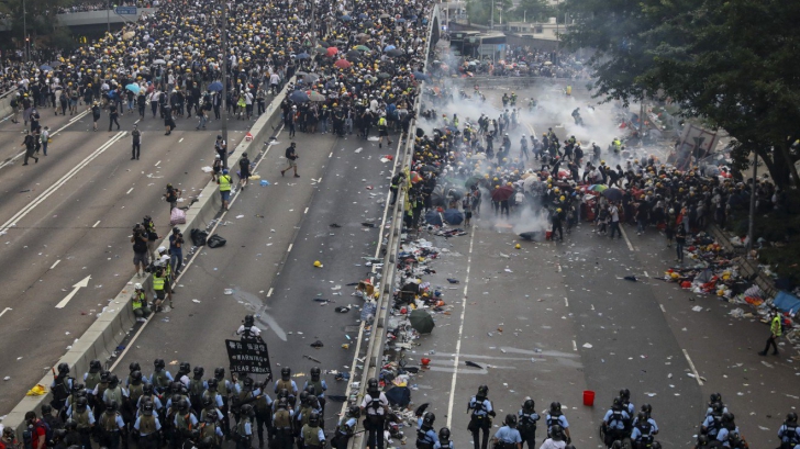Confruntări violente în Hong Kong. Zeci de mii de oameni pe străzi împotriva Chinei