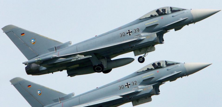 Tragedie în aer: două avioane de luptă Eurofighter s-au ciocnit în zbor. Un pilot a murit 