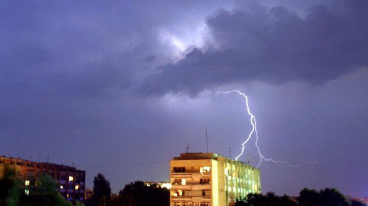 Fenomene meteo extreme: COD PORTOCALIU de furtuni în mai multe județe