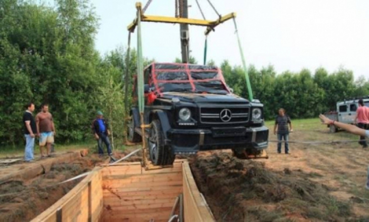 Au găsit un Mercedes G-Class îngropat în pământ în Rusia şi au rămas şocaţi când l-au verificat