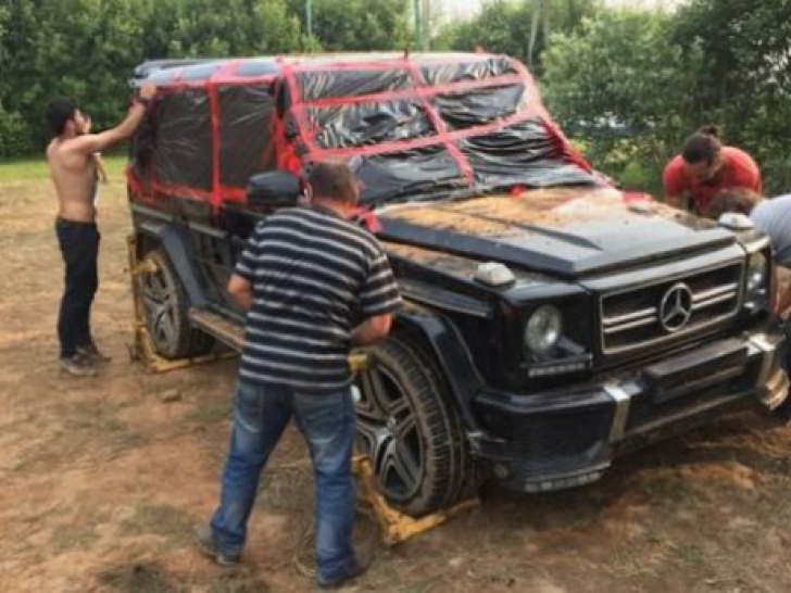 Au găsit un Mercedes G-Class îngropat în pământ în Rusia şi au rămas şocaţi când l-au verificat