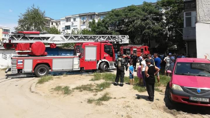 Alertă într-un bloc din Giurgiu: 12 persoane evacuate din cauza unui incendiu, 3 au ajuns la spital