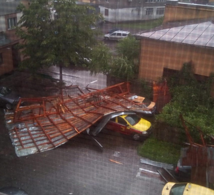 Prăpăd la Târgu Jiu, acoperişuri smulse, copaci rupţi, 5 autoturisme avariate (FOTO + VIDEO)