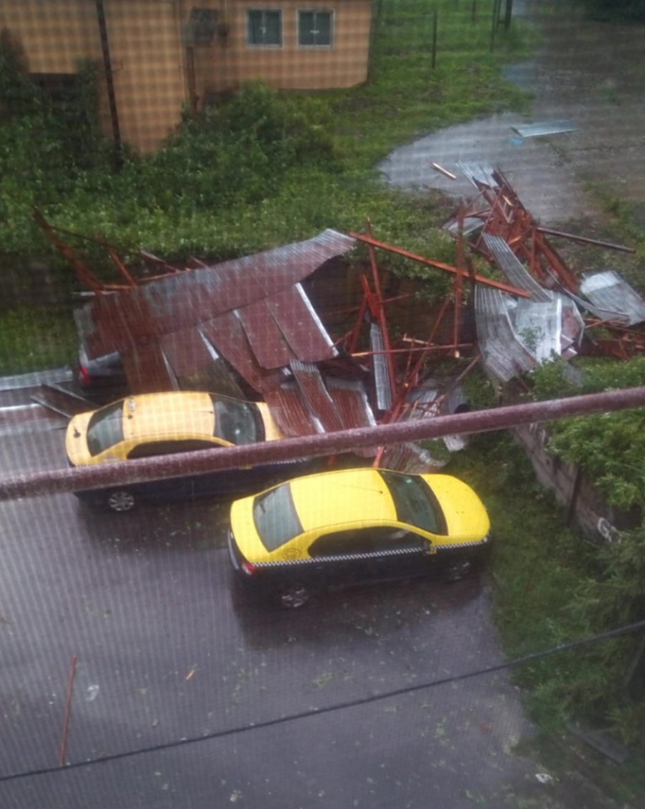 Prăpăd la Târgu Jiu, acoperişuri smulse, copaci rupţi, 5 autoturisme avariate (FOTO + VIDEO)