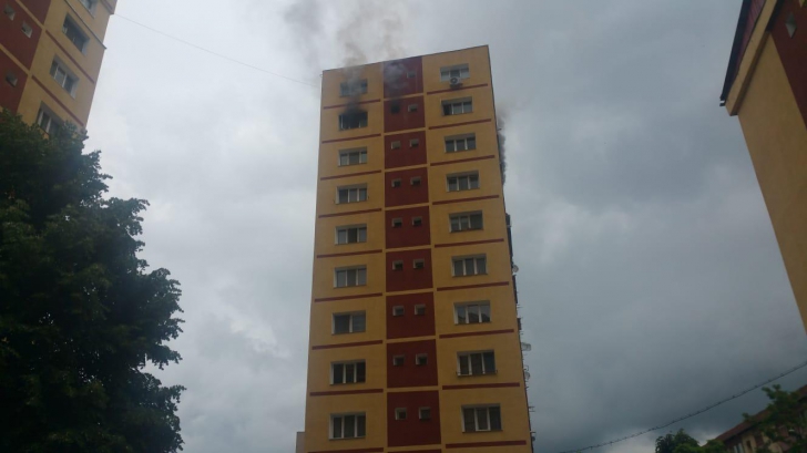 Incendiu violent la un bloc din Reșița 