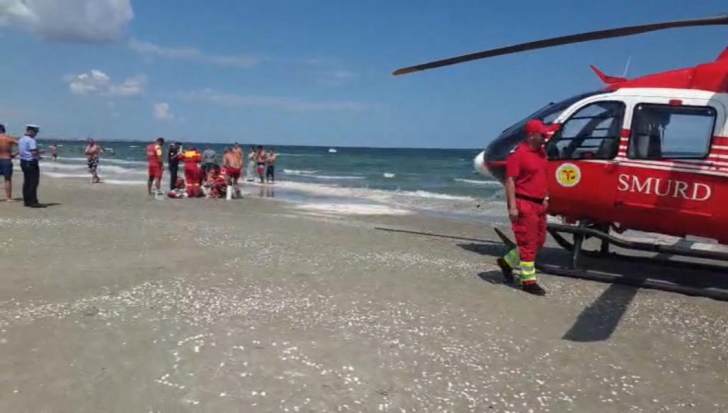 Momente dramatice pe litoral, la Mamaia. Un elicopter SMURD a aterizat pe plajă