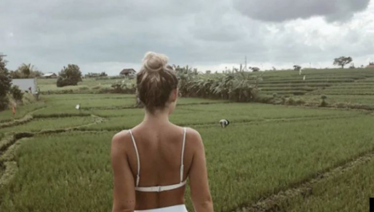 A făcut o poză în bikini lângă lanul de orez. A urmat ceva devastator. Cine s-ar fi așteptat?