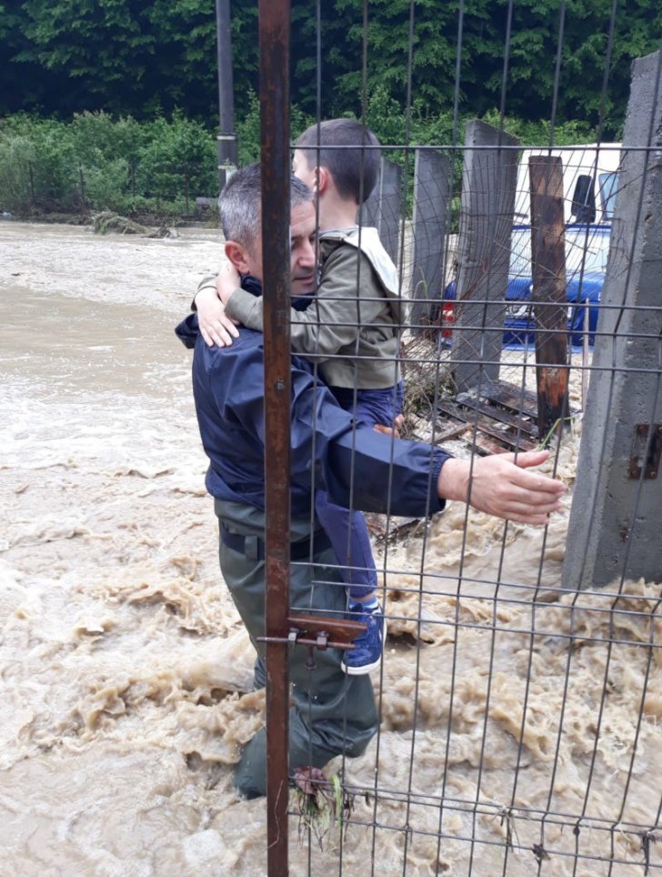  Potop în Argeş! Inundaţii în mai multe localităţi, situaţia cea mai gravă la Bascov (VIDEO)