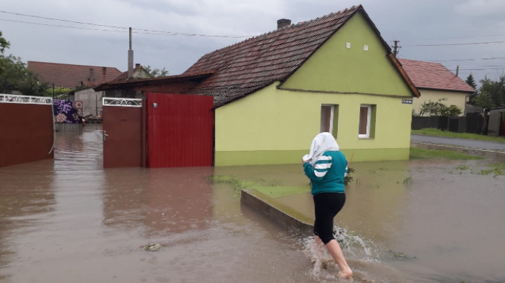 Cod portocaliu de inundaţii pentru râuri din judeţele Hunedoara, Arad şi Timiş