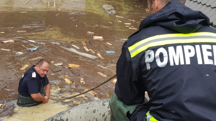 Cod portocaliu de inundaţii, viituri în Argeş şi Vâlcea 