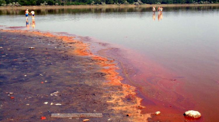 Lacul Sărat a devenit portocaliu, iar nivelul apei este îngrijorător de scăzut