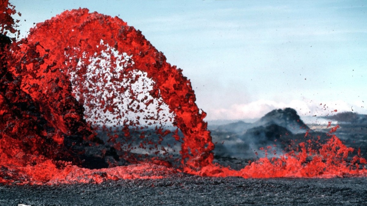 Ce se întâmplă când erupe un vulcan: diferențele dintre lavă și magmă de care trebuie să știi