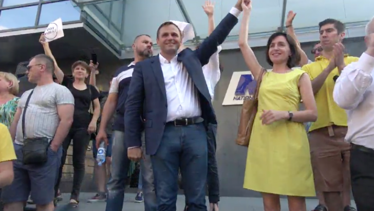 Popularii europeni salută schimbarea de guvern de la Chişinău