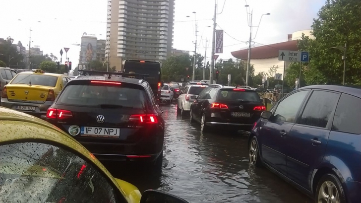 Cod galben de furtună pentru municipiul Bucureşti, până la ora 17:30