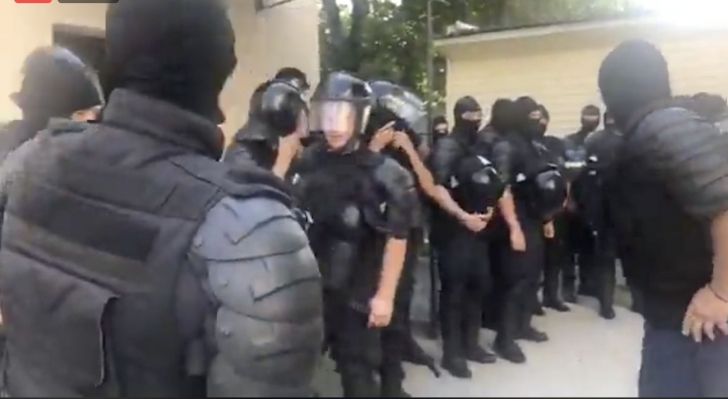 Mascații au descins la polițiștii care susțin noul guvern. Răspuns dur de la Maia Sandu