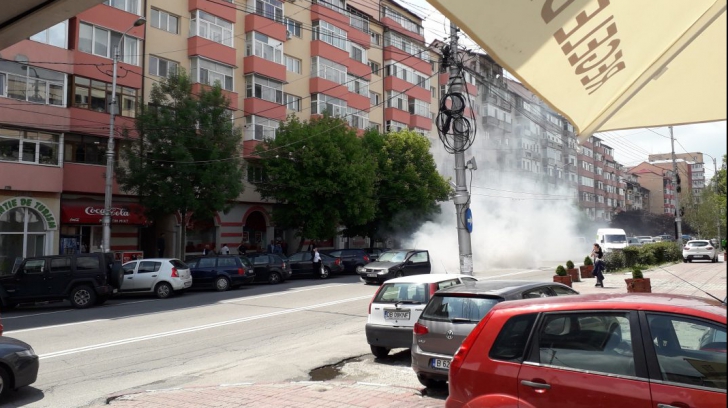 Panică în centrul Târgoviștei, o mașină a luat foc, în mers (VIDEO)