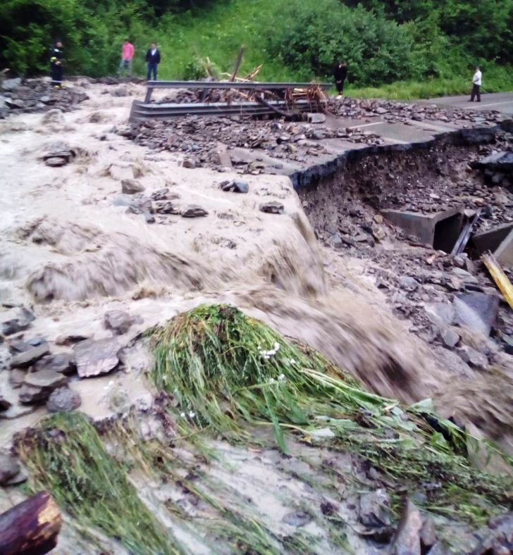 DN 15 Poiana Largului – Bicaz, distrus de aluviuni