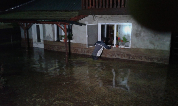 Potop la Piatra-Neamț! Mai mulți locuitori, evacuați din calea apelor (Video)
