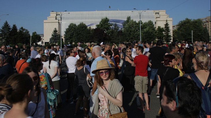 Artiștii în Piața Victoriei: Rebengiuc, Caramitru, Chirilă printre protestatari (GALERIE FOTO)