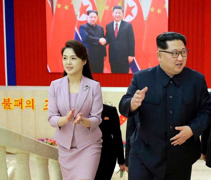 Kim Jong Un şi soţia Sol-ju au o viaţă misterioasă. Cum trăiesc în secret în comparaţie cu populaţia