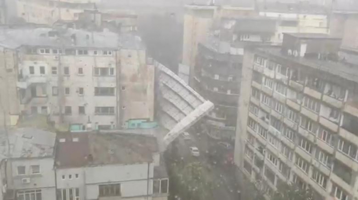 Rupere de nori în București! Capitala, inundată. Schele prăbușite în stradă din cauza furtunii 
