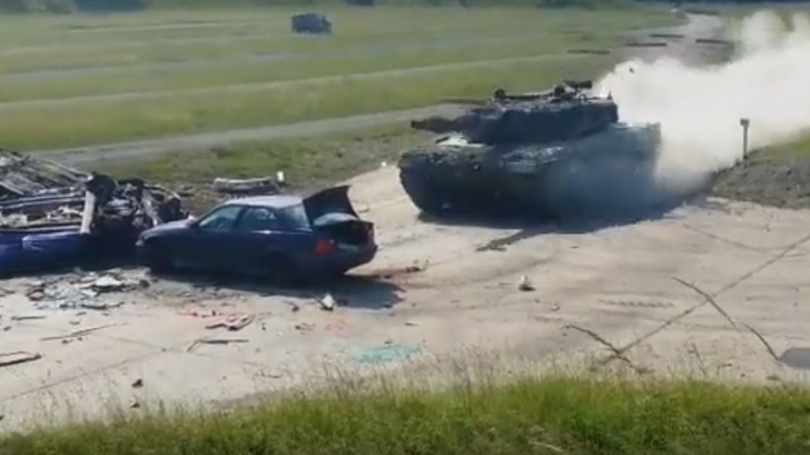VIDEO spectaculos. Ce se întâmplă la impactul nimicitor dintre un tanc și o mașină