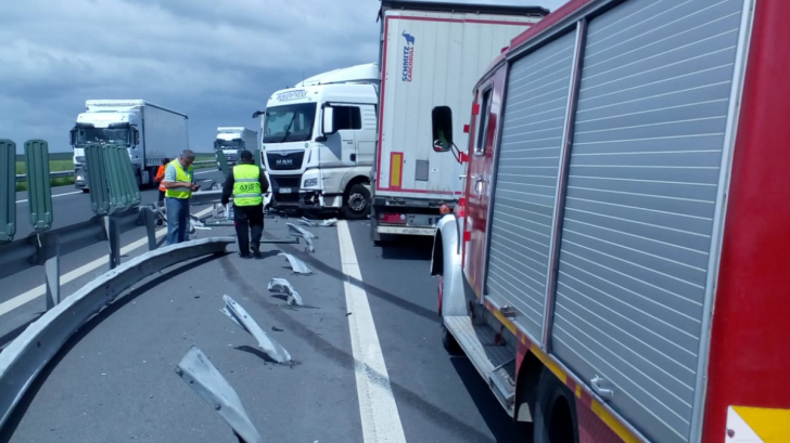 Accident pe A1, s-a circulat cu dificultate în zonă: coliziune între un TIR şi camionetă