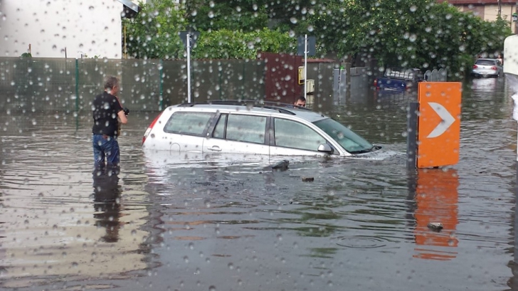 Imagini ireale în Râmnicu Vâlcea, maşini acoperite de ape, inundaţii (VIDEO+FOTO)