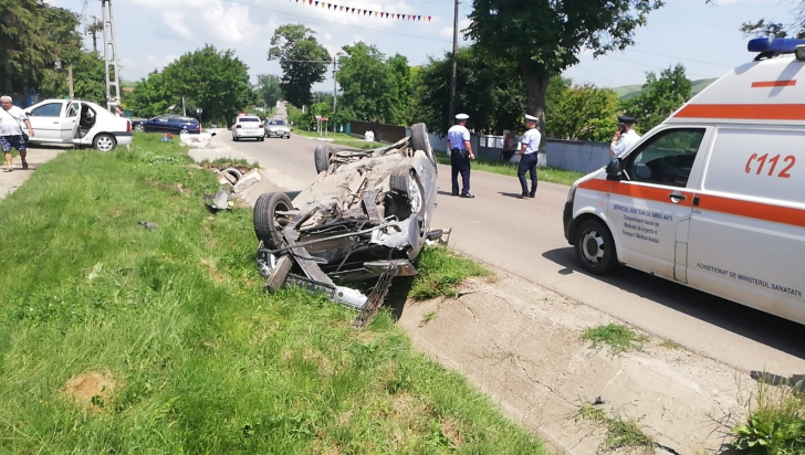 Accident violent în Vaslui: o mașină a smuls un cap de pod și s-a răsturnat!