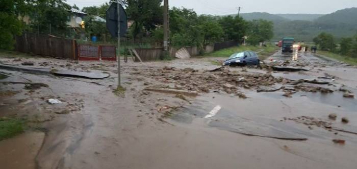 DN 75 lovit de o VIITURĂ în județul Alba. Traficul rutier este intrerupt