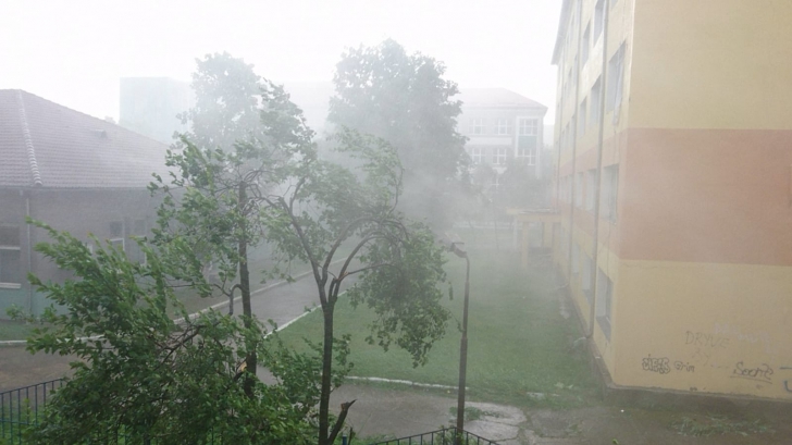 Fenomene extreme, noua normalitate în România. Furtuni violente, orașe sub ape -IMAGINI DRAMATICE