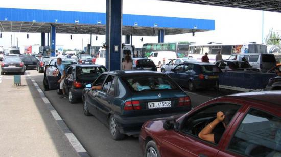 Românii au luat cu asalt vămile. În doar 24 de ore, peste jumătate de milion de persoane au tranzitat frontierele