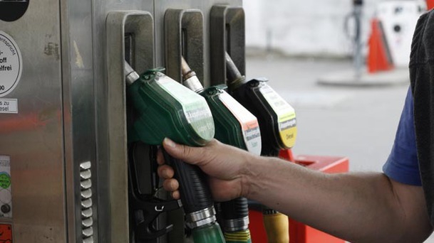 Întrebarea care macină orice șofer român: Cum e mai ieftin? Cu benzină sau cu diesel?