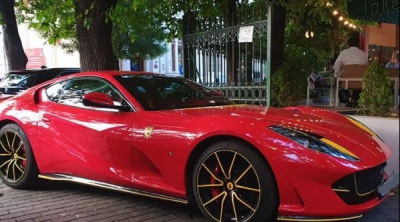 Cum se parchează un Ferrari în zona Ateneului Român. Intrare blocată