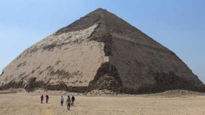 Oamenii au intrat prima dată în misterioasa Piramidă Înclinată din Egipt. Ce îi aștepta înăuntru