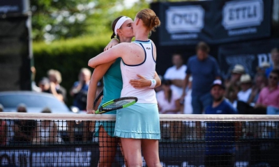 Jucătoarele lesbiene din circuitul WTA care s-au sărutat pe teren, în timpul meciului