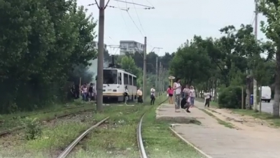 Panică în Capitală! Un tramvai plin cu călători a luat foc