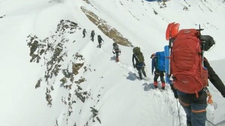 Ultimele clipe din viața a 8 alpiniști morți în Himalaya, găsite pe o cameră îngropată în zăpadă