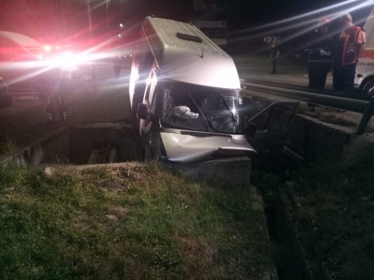 Microbuz cu opt pasageri implicat într-un accident la intrare în Cluj-Napoca