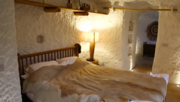 Omul Cavernelor a construit casa într-o peşteră veche de 700 ani şi s-a mutat definitiv acolo