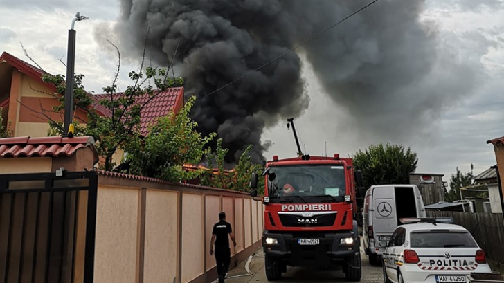 Incendiu puternic în Bacău: ard un depozit și o clădire de birouri