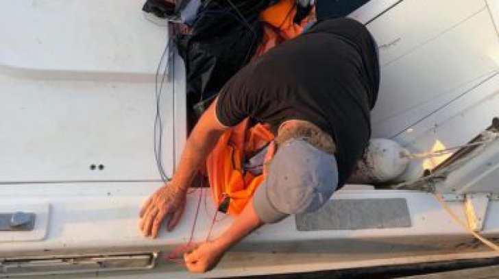 Un turist a căzut în mare cu parapanta