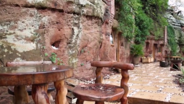 Omul Cavernelor a construit casa într-o peşteră veche de 700 ani şi s-a mutat definitiv acolo