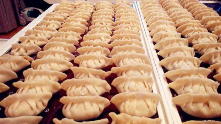 Soțul a plecat în misiune, ea a rămas plângând. Apoi, într-o zi, el a sunat: "Caută sub canapea"