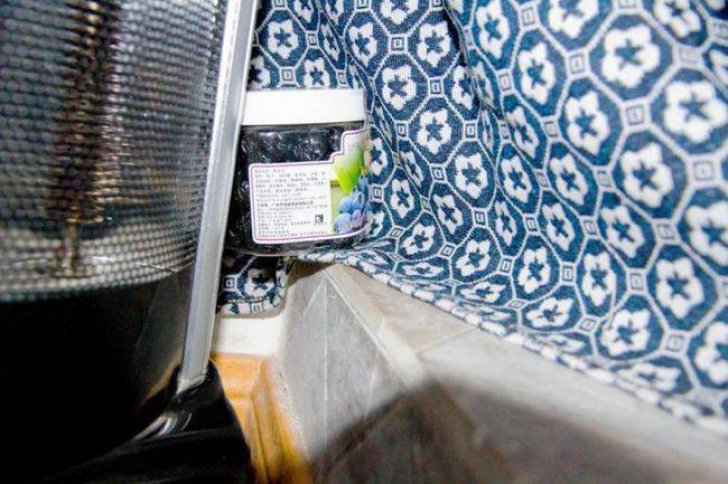 Soțul a plecat în misiune, ea a rămas plângând. Apoi, într-o zi, el a sunat: "Caută sub canapea"